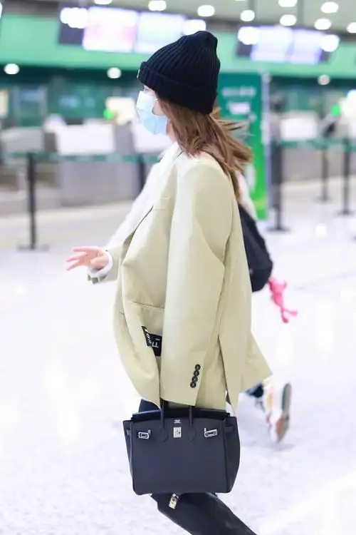 吴昕浅色西装针织帽飒美机场照图片_明星_美桌网