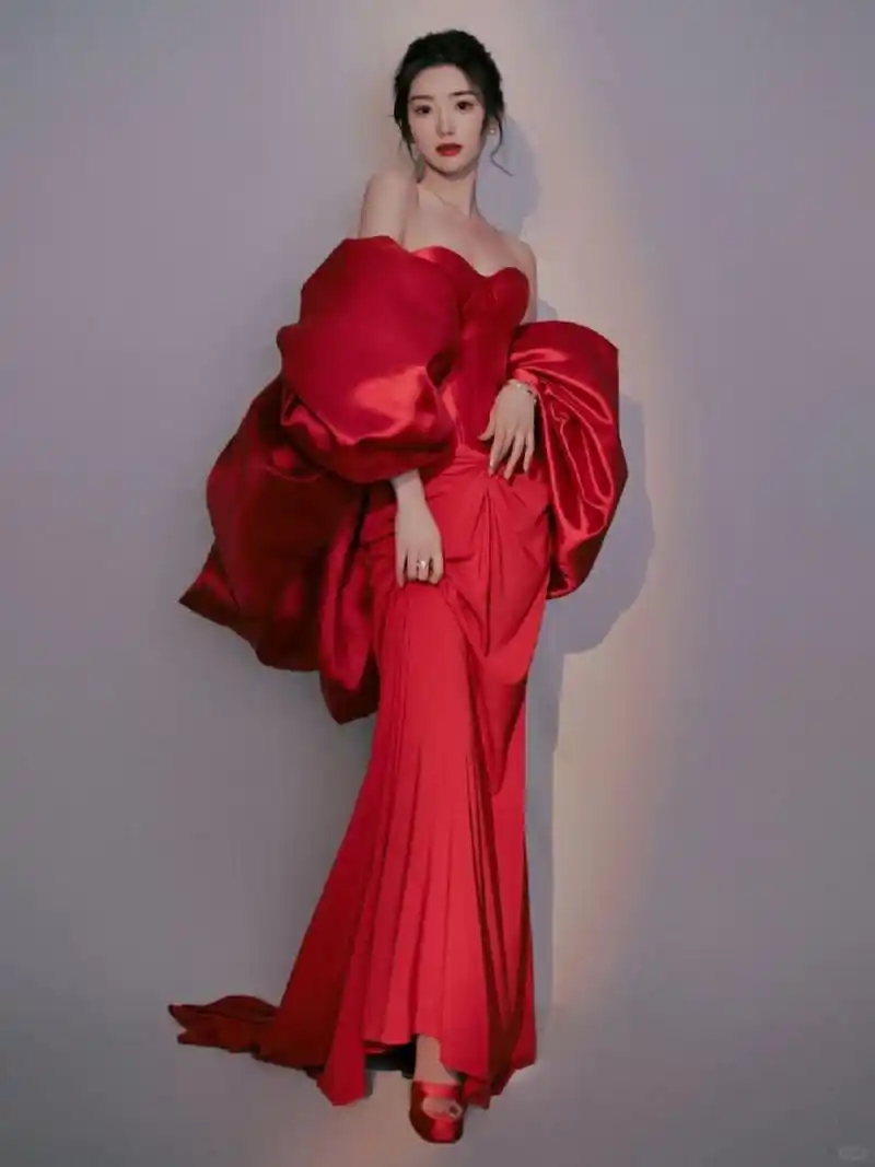 毛晓彤冬日红裙惊艳亮相烈焰玫瑰般的美丽难以忽视  毛晓彤如一朵烈焰