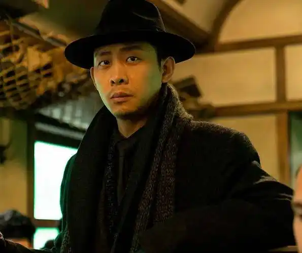 在压轴的金鸡奖最佳男演员奖项颁布之前,鹏哥我在社交平台发了一个文