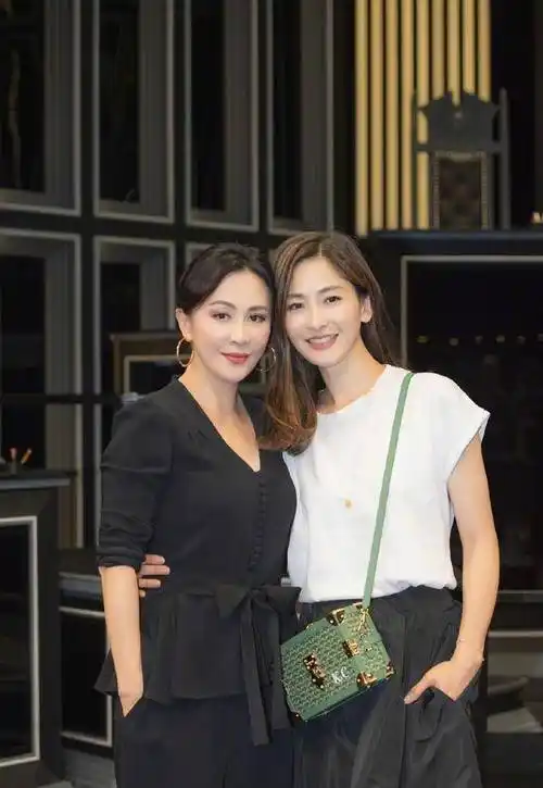 刘嘉玲和小10岁梁咏琪陈慧琳同框,素颜没眉毛都比她俩看着年轻_保养