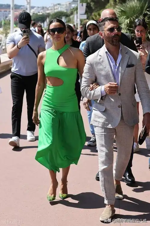 街拍伊娃朗格利亚绿色挖空裙搭高跟鞋轻松惬意