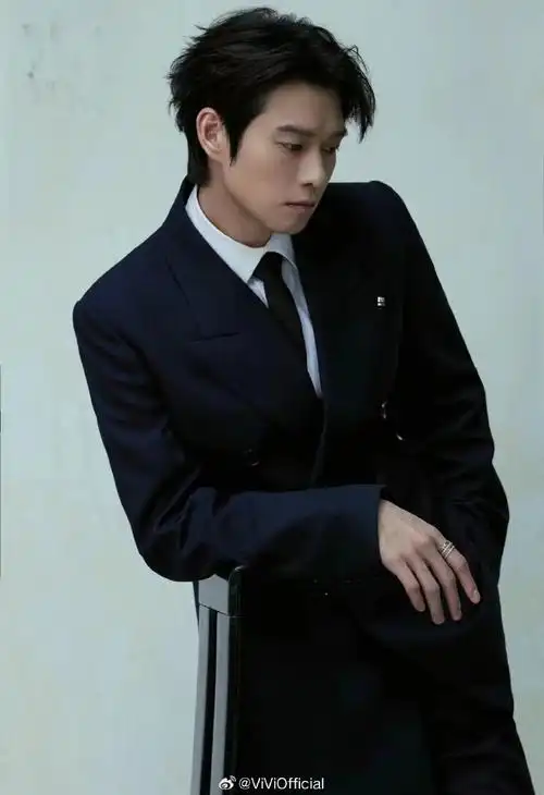 vivi星话题#魏大勋超话身穿saint laurent圣罗兰man西装,展现个人