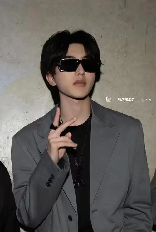 prada代言人蔡徐坤##蔡徐坤灰色西装墨镜大片