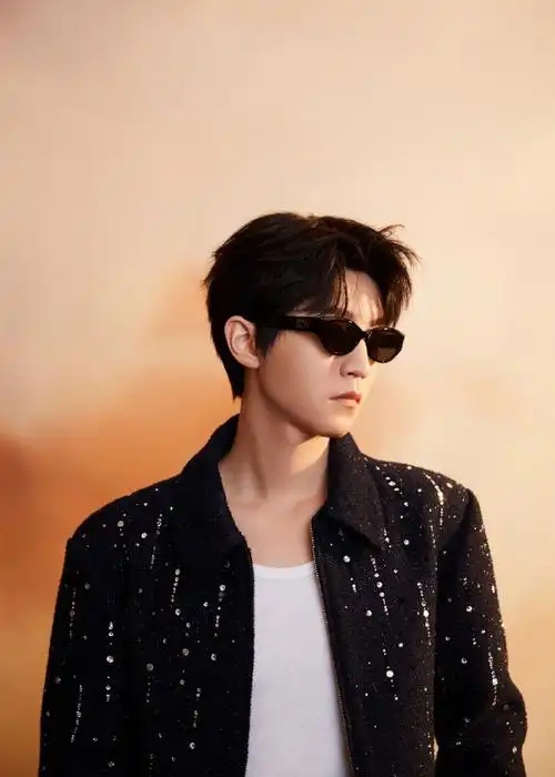 tfboys-王俊凯今日活动造型,精致闪耀的套装搭配kw墨镜,酷帅型格的凯