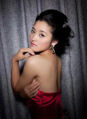 央视龙年春晚结束后,表演《荆轲刺秦》的宫女肖婷佳一夜走红,在网上