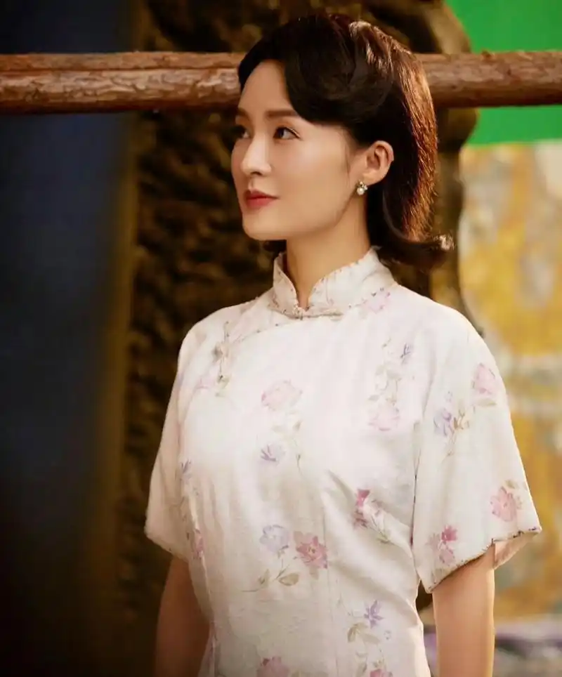 李沁旗袍造型优雅端庄,气质温婉.