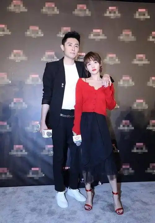 张嘉倪一身红衣纱裙穿出土味188cm老公终于换牛仔却变五五分