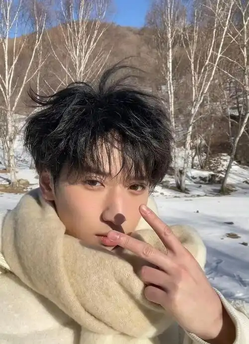 严浩翔雪地随拍这双眼睛真绝了