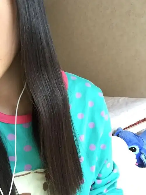 前天离子烫把头发拉直了,早上起来睡弯了成这样了(如图),该怎么办?