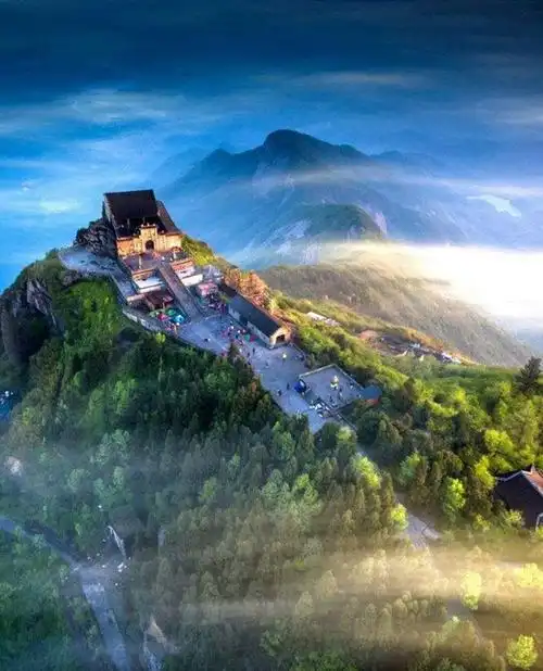 南岳衡山最高峰是祝融峰!为纪念祝融火神向人间传递火种!