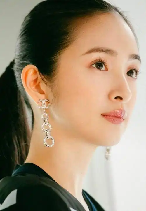 娃娃脸林依晨美照公开,剪短发后气质变成熟,但仍旧看不出38岁