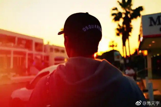 马天宇夕阳下拍照意境超好 背影有型侧颜很帅气