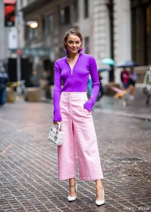 在时尚界的色谱中,紫色是一种深受人们喜爱的色彩,它融合了红色和蓝色