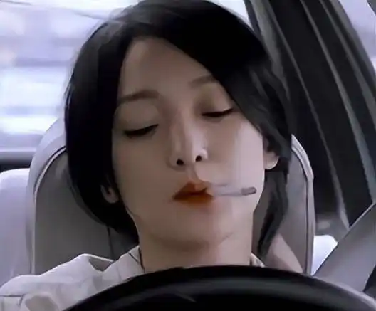 第一位:周迅在镜头前,有的男明星抽烟姿势特别的帅气,但是