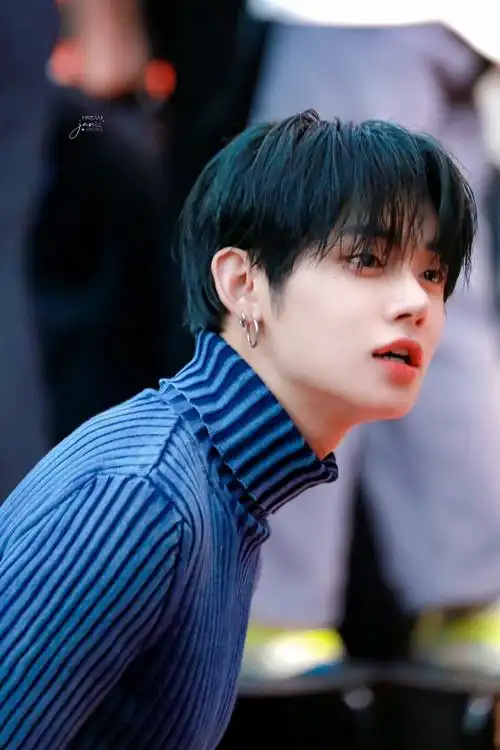 崔然竣黑发路透