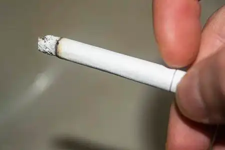 吸烟危害健康男人手中的香烟概念照片.吸烟的危害.健康的生活方式.