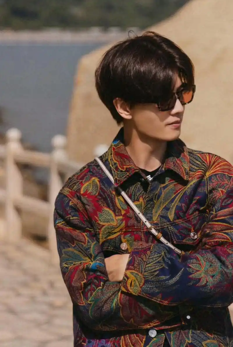 任嘉伦澳门街头闲逛散心,一身潮服时尚感拉满,男明星的日常照也可以拍