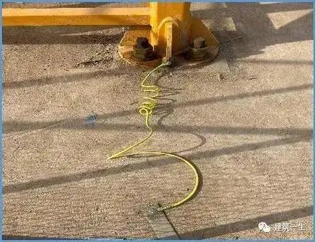 塔吊设备接地(电气,防雷)塔吊欠压与过压装置塔吊主电缆绝缘,卸载塔吊