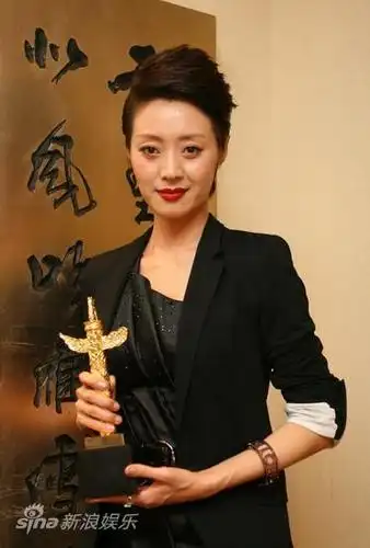 图文:华表奖庆功宴-范志博秀奖杯