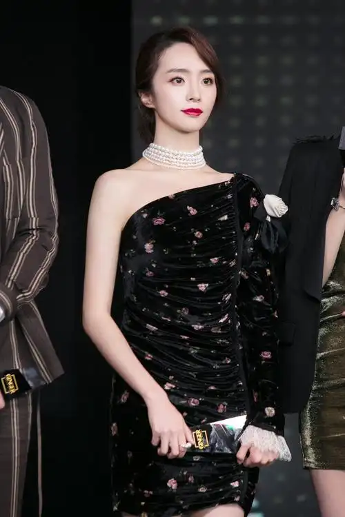 优雅迷人胡冰卿复古造型出席活动玩泡泡枪展致命诱惑