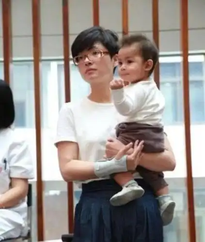 著名主持人吉雪萍,嫁富豪老公幸福美满,一女一儿凑成了一个好字