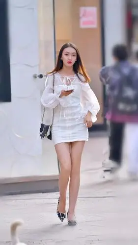街拍高跟鞋搭配短裙让女性显得成熟又时尚