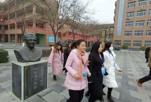 巾帼英才 铿锵玫瑰 ——富平县蓝光中学高二年级 "3.