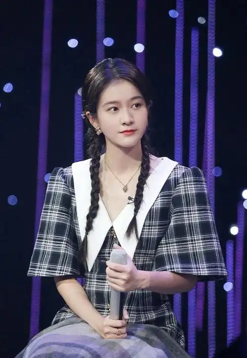 张雪迎晒美照,穿格纹裙配麻花辫变身"森系精灵",甜得不像话