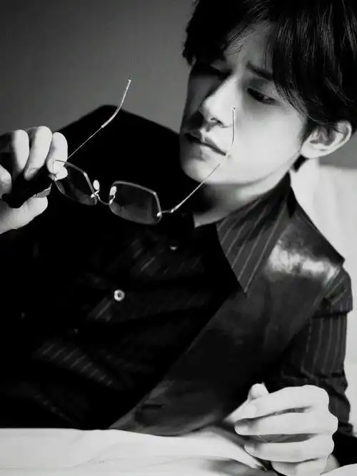 易烊千玺月末碎片#  工作室放饭啦～黑色马甲77眼镜77半躺着98