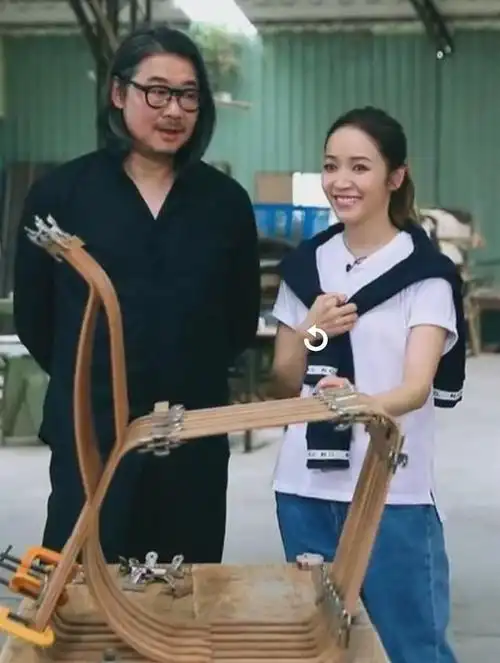 前任嫁入豪门生两个儿子,40岁仍肤白貌美!_侯佩岑