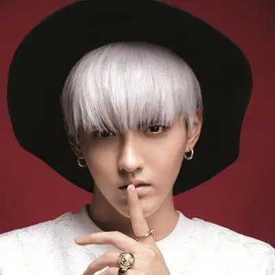 赵丽颖一蹦一跳的追了过去,直呼别跑啊,吴亦凡表情亮了