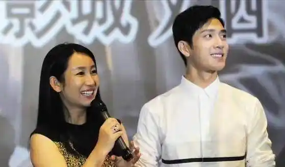 她是章子怡的同班同学,靠演妓女夺影后,如今火遍整个娱乐圈!