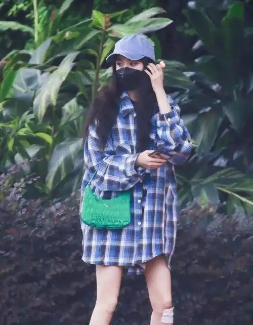 杨幂穿格纹衬衫短裤亮相低调不失魅力膝盖伤让人看了心疼
