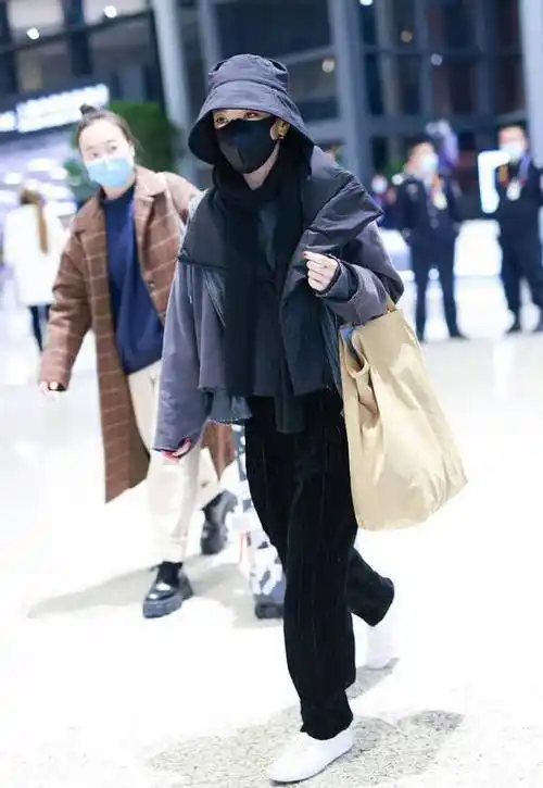 郭采洁私下穿得真低调,但气质一般人比不上,帆布袋背出了大牌风_休闲_