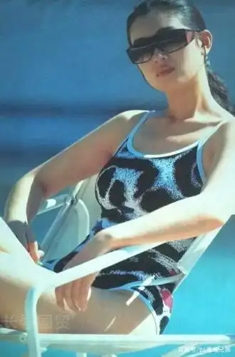 巩俐20岁泳装照曝光,素颜出镜犹显青涩,紧身泳衣更显凹凸身形
