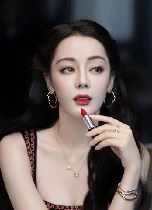 240203红运当头迪丽热巴成都行炫美红唇展新年祈愿