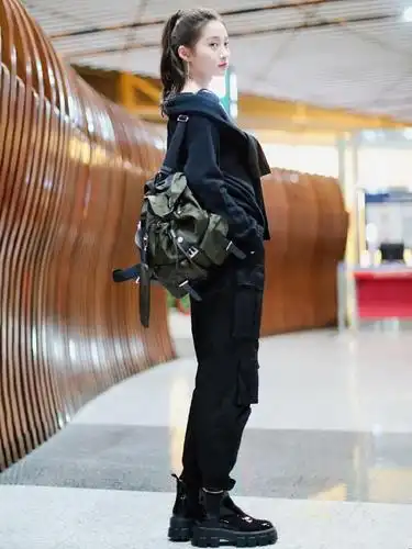 关晓彤去时装周,工装裤配马丁靴,看秀一年比一年帅!