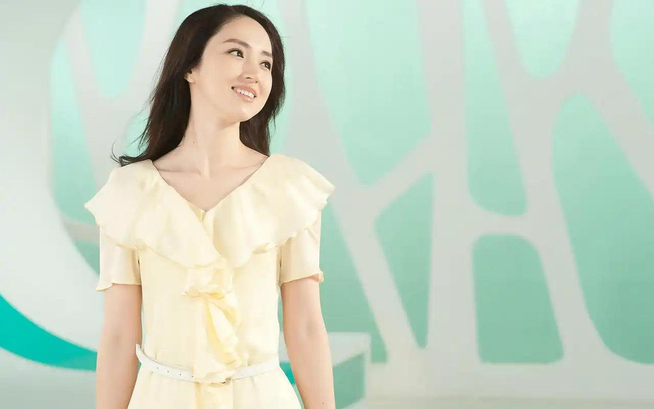 董璇白色的衣装粉嫩可爱电脑壁纸高清大图预览1920×1200_大陆明星