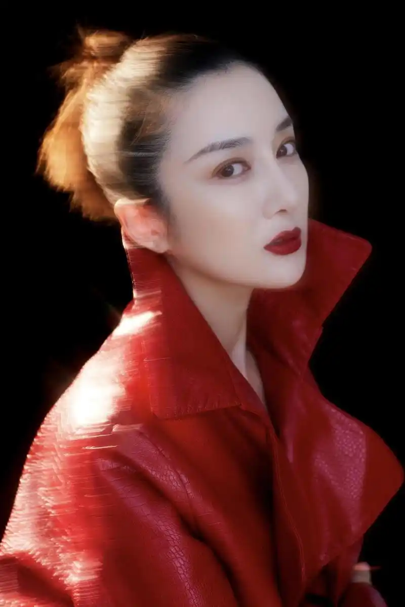 被李依晓给惊艳到穿红色套装出席活动展现出了小蛮十分迷人