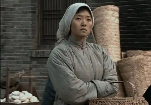 亮剑的差距同样是秀芹接头一个成了大嫂一个赤裸裸的花姑娘