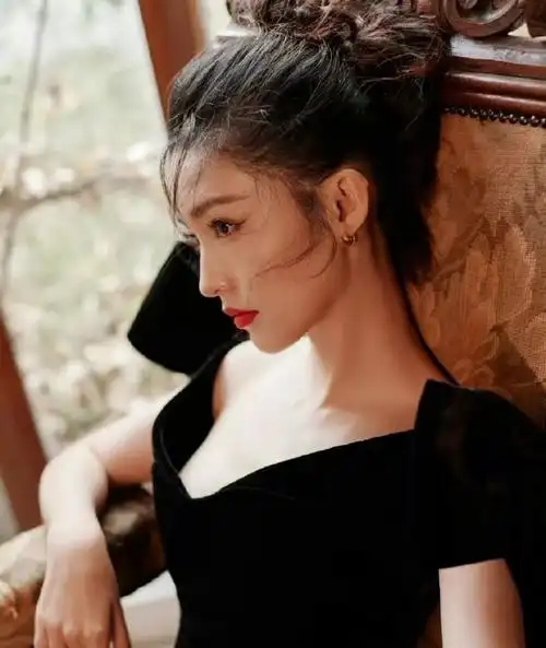 李沁黑长直上班路透##李沁波点黑皮衣造型