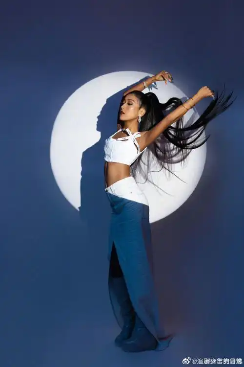 吉克隽逸杭州夏天穿毛衣##吉克隽逸背肌#@吉克隽逸最新上班路透96