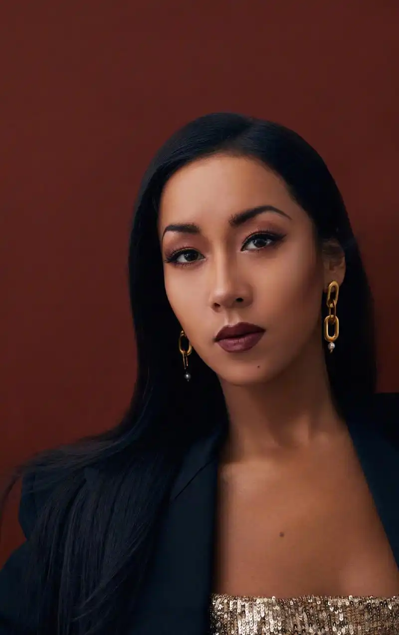 吉克隽逸白色皮肤照片什么样她是美黑还是真黑