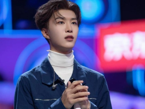 网传范丞丞携女友逛街接吻被拍,工作室发声明辟谣:不实消息