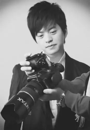 年轻的姑娘,就连中年女人,甚至自称是老太太的听友们,也不吝对李健的