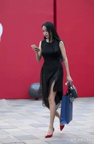 街拍女性高跟鞋搭配简约出街收获魅力时尚