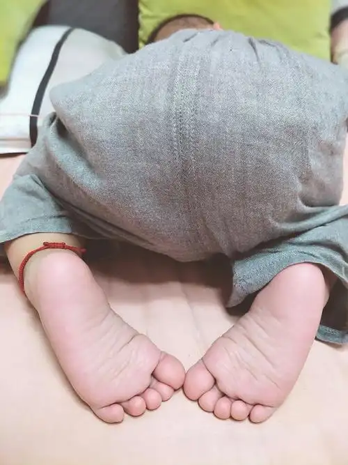 感觉自己萌萌哒#小年糕趴着睡觉,像珍珠一样的小脚丫,萌萌哒!