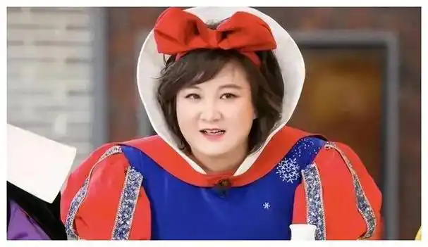 贾玲片场状态引热议与吴彦祖同框似两代人引发网友热议