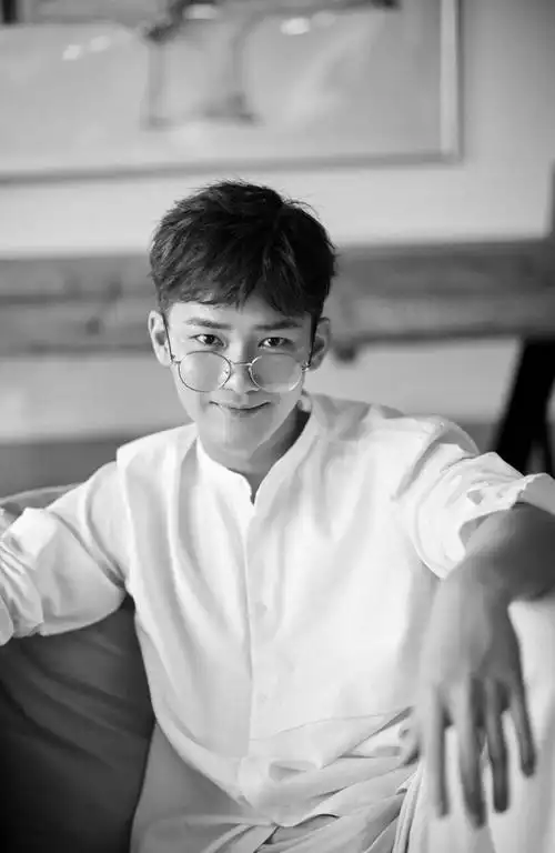 熊梓淇文艺范黑白帅气写真图片(2)