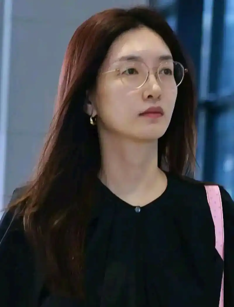 江疏影素颜出境,戴眼镜眼睛变小惺忪无神,网友惊呼认不出